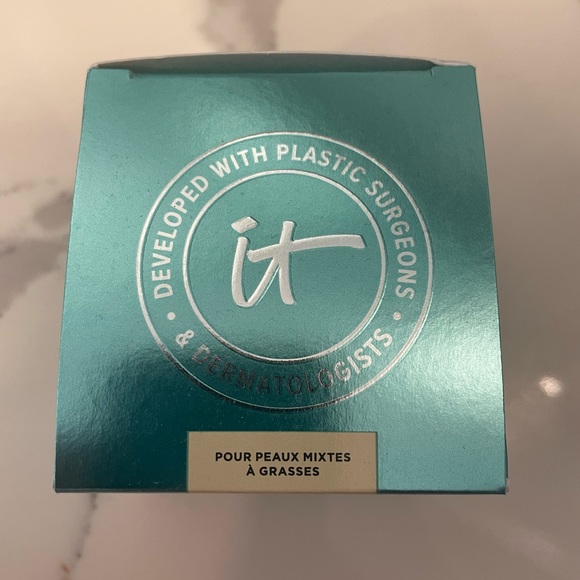 It cosmetics CONFIDENCE IN A GEL CREAM OIL-FREE MOISTURIZER - Picture 2 of 5